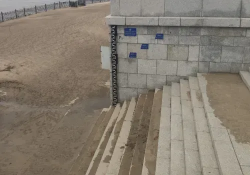 Паводок оставил песок и водоросли на набережной Амура в Благовещенске