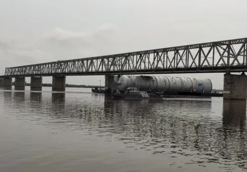 Баржа с колонной Амурского ГХК преодолела участок под мостом через Зею