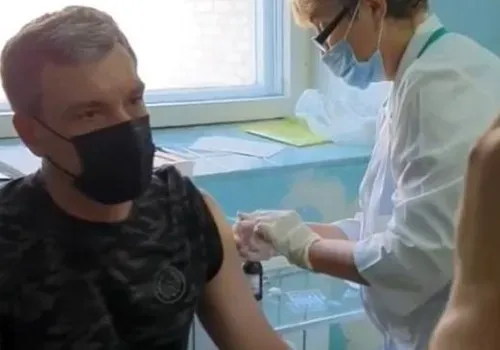 Губернатор Приамурья, переболевший COVID-19, привился в командировке