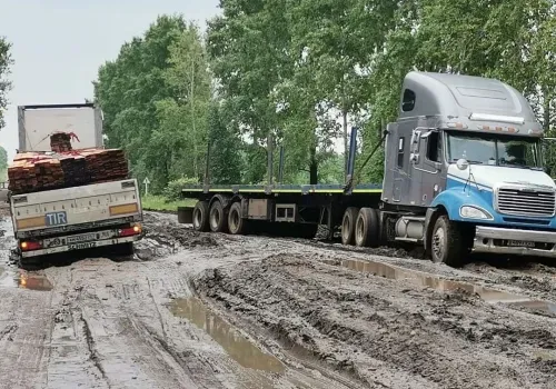 ДТП и большегрузы стали причиной затора на разбитой дороге в Ромненском округе