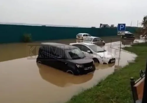 Автомобили на стоянке рядом с Зеей в Благовещенске подтопило после дождя