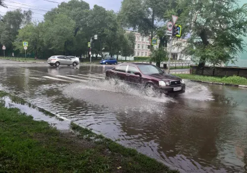 От "моря" до суши: на Благовещенск спустился 10-минутный ливень