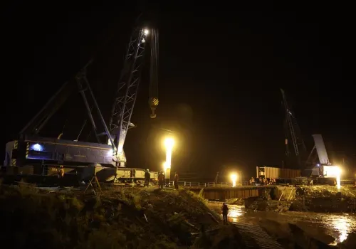 Первое пролетное строение железнодорожного моста установлено через реку Ареда в Забайкалье