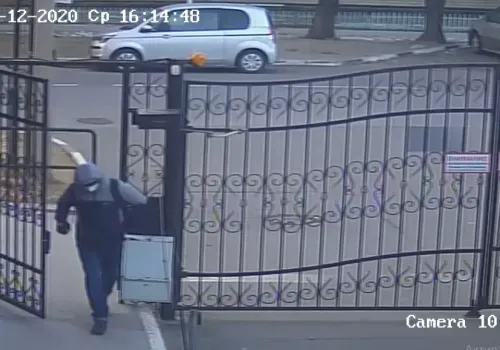 Подозреваемый в покушении на убийство в Благовещенске попал на уличную камеру 