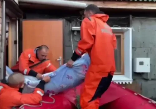 Заболевшего ребенка и беспомощного мужчину эвакуировали амурские спасатели в подтопленных селах