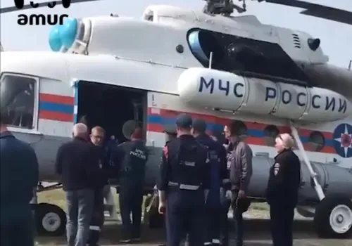 Выживших при крушении вертолета с туристами ищут на Камчатке 