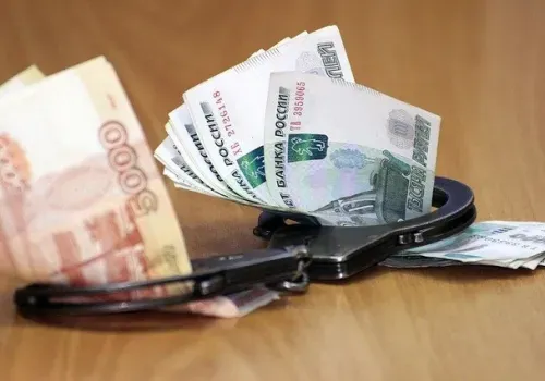 Экс-директор амурских "управляек" лишился свободы за хищение денег у АКС