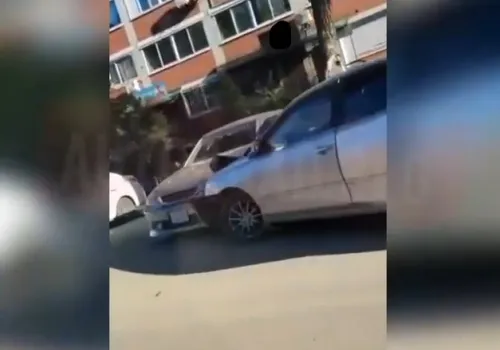 Автомобилист "собрал" парковку из поврежденных машин в Благовещенске