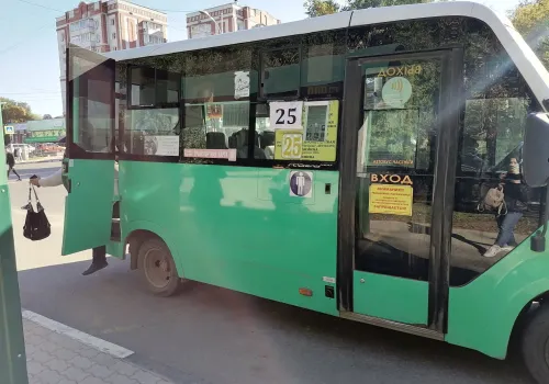 Пассажиров автобуса в Благовещенске эвакуировали через запасный выход 