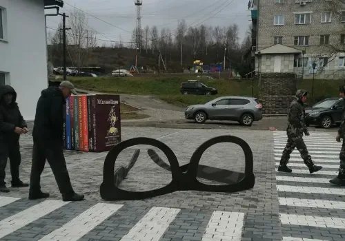 Фотозона с книгами русских писателей и бочкой кваса появилась в Сковородине