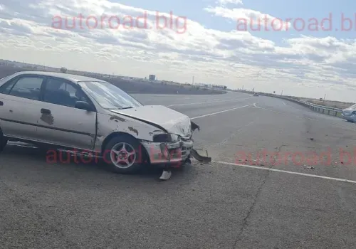 Иномарку отбросило на леерное ограждение на амурской трассе во время ДТП