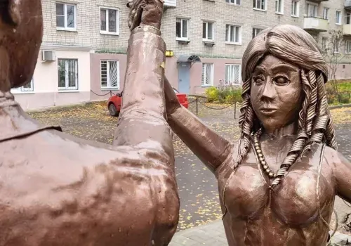 Памятник молодоженам возле ЗАГСа напугал жителей российского города