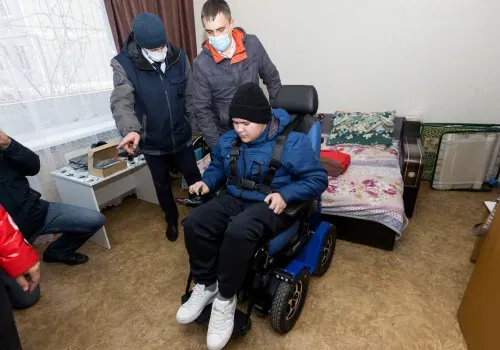 Железнодорожники передали в дар юному читинцу кресло-коляску с лестничным подъемником