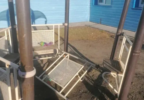 Разворотили беседку, свернули камеры: Дом культуры пострадал от рук вандалов в Белогорске