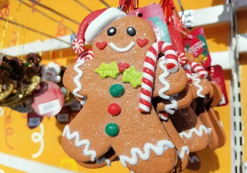 Спрос на новогодние украшения вырос в амурских магазинах 