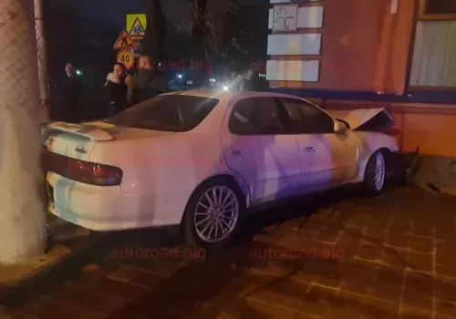 Две иномарки жестко столкнулись в районе здания епархии в Благовещенске