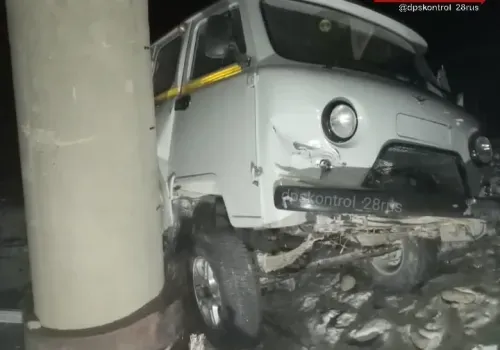 Автомобиль УАЗ слетел с моста в Тындинском районе