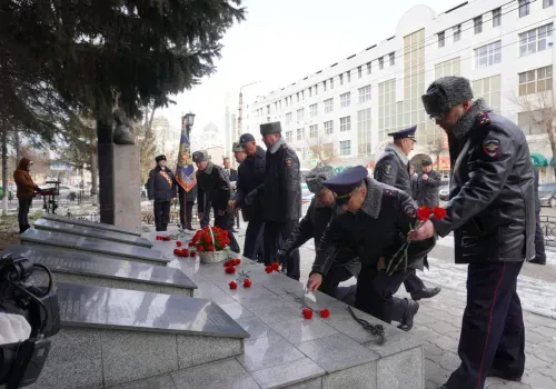 Имя погибшего инспектора ДПС увековечили на Мемориальном комплексе амурского УМВД
