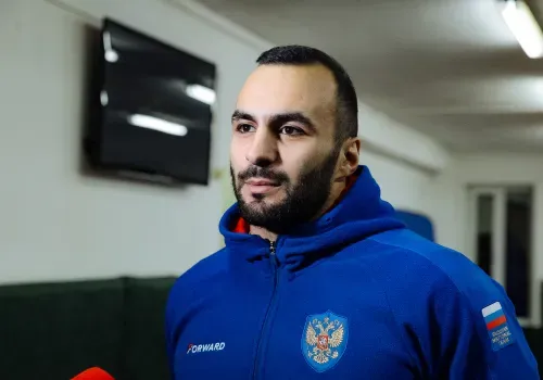 Василий Орлов поздравил чемпиона мира по самбо Самвела Казаряна и его тренера