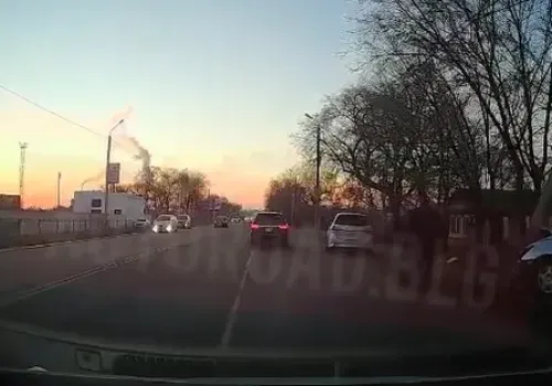 Автомобиль врезался в фонарный столб в Благовещенске, есть пострадавший