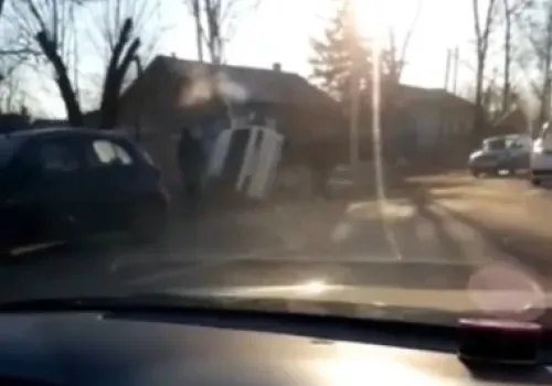 Японский автомобиль перевернулся в Свободном после столкновения с пнем
