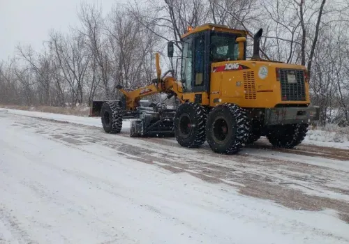 Снег и наледь на трассах Приамурья устраняют 130 единиц техники
