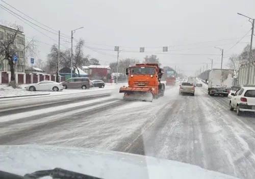 На уборку снега вышли дорожники в городах Приамурья