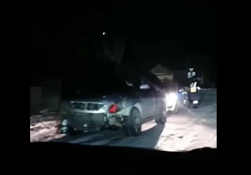 Автомобиль протаранил светофор и забор клиники в Свободном