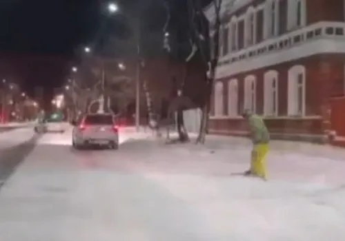 Катание на сноуборде устроили по заснеженным обочинам Благовещенска