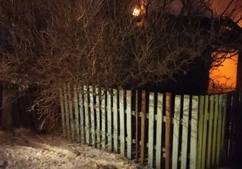 Соседи спасли ребенка: подробности пожара с погибшими в Шимановске