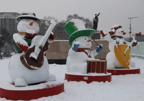 Снежные горки и арки изо льда: главная площадь Благовещенска готовится к Новому году