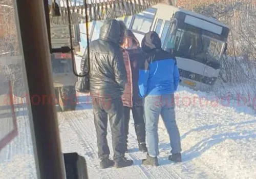 Автобус упал в кювет на трассе под Благовещенском