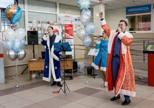 Железнодорожники поздравляют пассажиров ЗабЖД с наступающим Новым годом