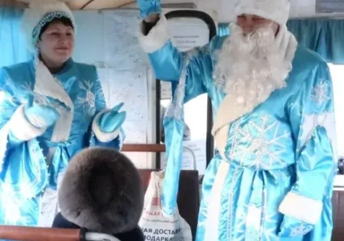 Пассажиров автобусов в костюме Снегурочки поздравила мэр Тынды
