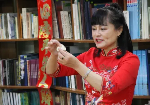 Пельмени по-китайски: амурчан научили лепить главное новогоднее блюдо соседей