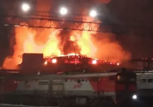 Трехэтажное здание вагонного участка загорелось в Тынде