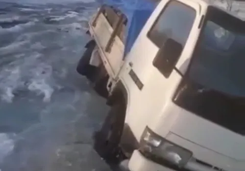Грунтовые воды разлились в амурском поселке, машина провалилась под лед