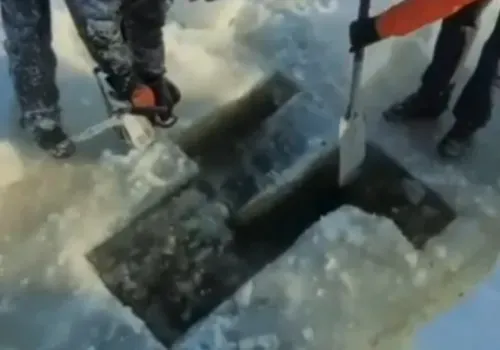 Грузовик поднимают со дна водохранилища в Зейском районе