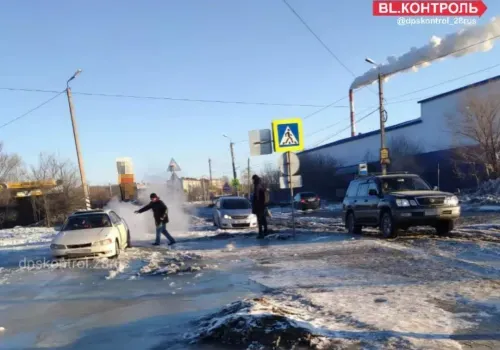 Вода разлилась на улице Нагорной в Благовещенске, жители не могут подъехать к дому