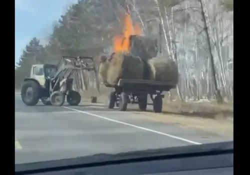 Соцсети: сено загорелось на дороге в Амурской области