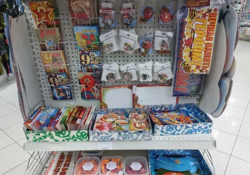 Флажки, значки и береты: амурские магазины подготовились ко Дню Победы