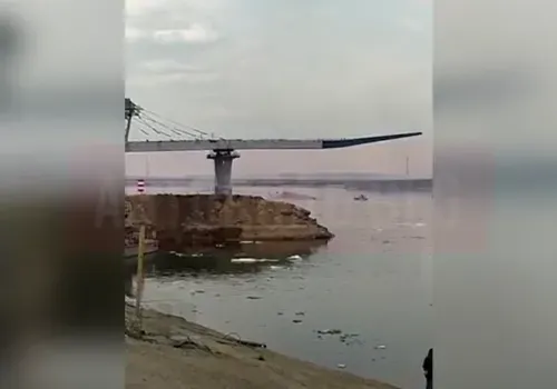 Тонущий в Зее в районе Благовещенска понтон обеспокоил горожан