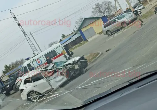 Легковой автомобиль искорежило в жесткой аварии в Благовещенске