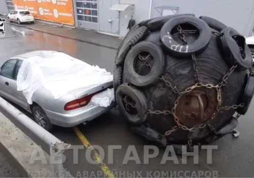 Огромный буй, выпавший из грузовика, раздавил иномарку во Владивостоке