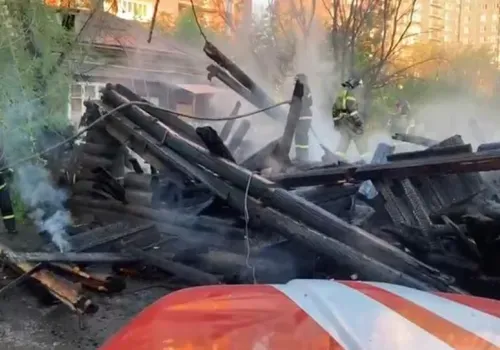 Огонь уничтожил ранее горевший двухэтажный дом в Благовещенске