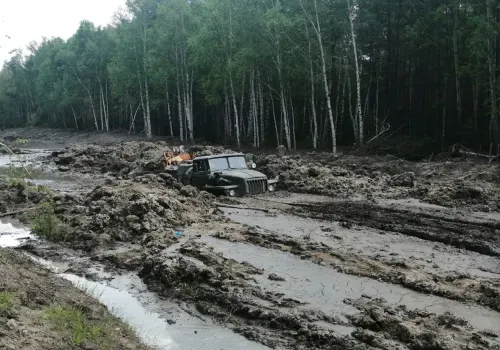 Большегрузы увязли в грязи на дороге Зейского района