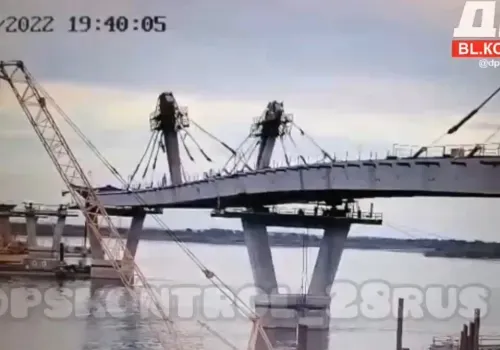 Видео с обрушением на строящемся мосту через Зею появилось в интернете