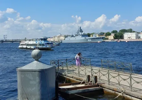 Крейсеры и фрегаты прибывают на военно-морской парад в Санкт-Петербург