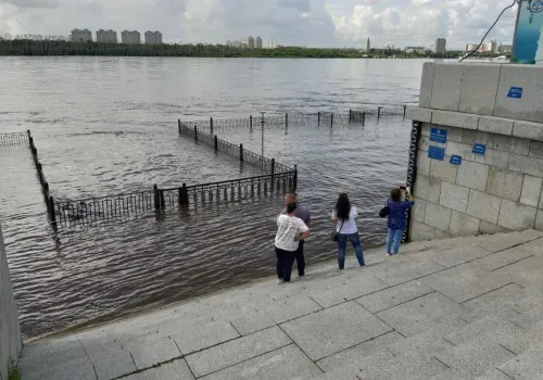 Набережная Амура в Благовещенске уходит под воду. Гребень паводка в районе Благовещенска ожидается 13-14 августа