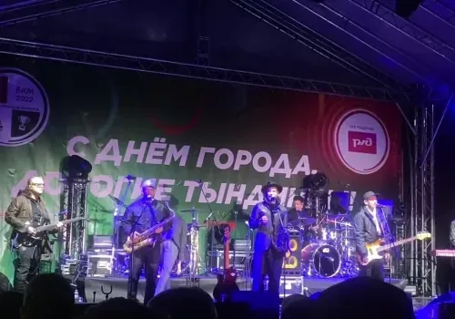 Uma2rman и Вика Цыганова исполнили хиты на площади Тынды